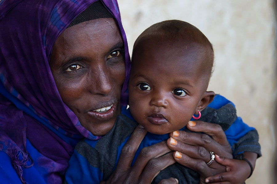 171   Woman with child from the somalian minority near the Djibouti border